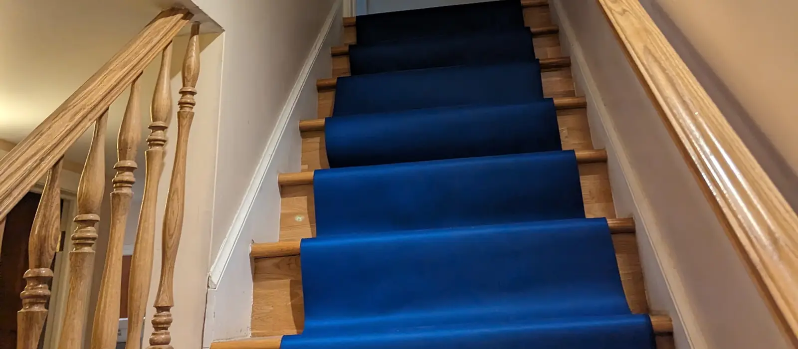 Escalier recouvert de protections bleues avant un déménagement